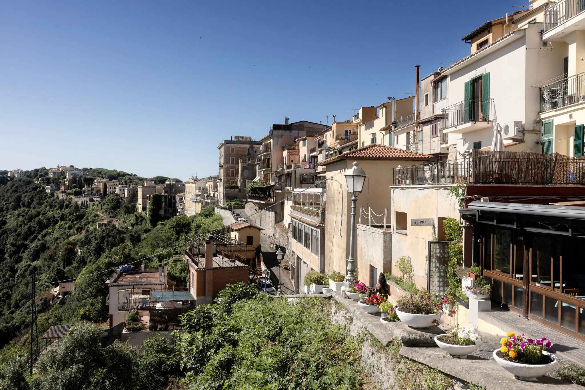 Вулиця в Кастель-Гандольфо з видом на озеро у червні.